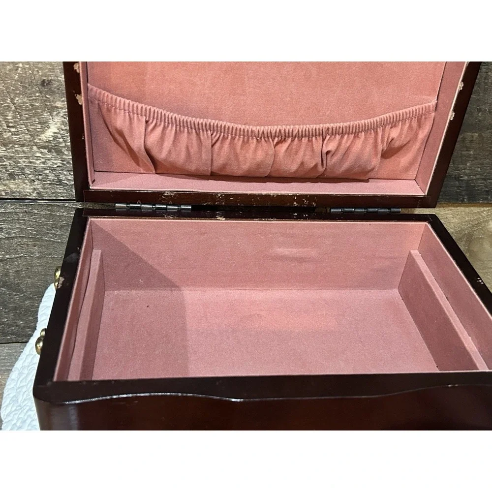 VTG MAHOGANY (?) JEWELRY BOX W/REMOVABLE TRAY & CORAL LINING